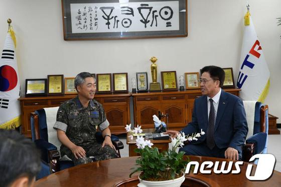이왕근 공군참모총장(왼쪽)이 이상훈 ETRI 원장과 상호 협력 방안을 모색하고 있다.© News1
