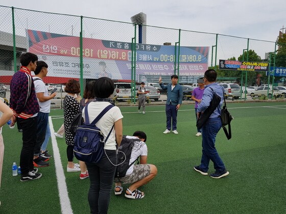홍명보 축구교실을 둘러보고 있는 중국 현지 방한상품 판매 여행사 관계자들. 관광공사 제공