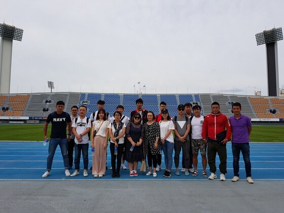 축구 테마 관광상품개발을 위해 한국을 방문한 팸투어 참가자들이 기념촬영을 하고 있다. 관광공사 제공