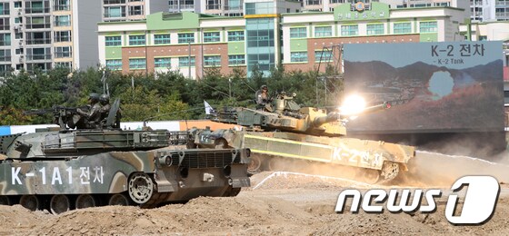 경기 고양시 일산 킨텍스에서 열린 2018 대한민국 방위산업전(DX KOREA)에서 K-2 전차가 불꽃을 내뿜고 있다.  2018.9.12/뉴스1 © News1 안은나 기자