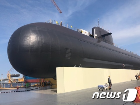 해군의 첫 3000t급 잠수함 '장보고-Ⅲ' 1번함 진수식이 14일 경남 거제 대우조선해양 옥포조선소에서 거행되며 국내 잠수함 역사의 새 지평이 열릴 것으로 기대된다. © News1 문대현 기자