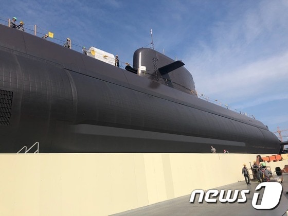 해군의 첫 3000t급 잠수함 '장보고-Ⅲ' 1번함 진수식이 14일 경남 거제 대우조선해양 옥포조선소에서 거행되며 국내 잠수함 역사의 새 지평이 열릴 것으로 기대된다. © News1 문대현 기자