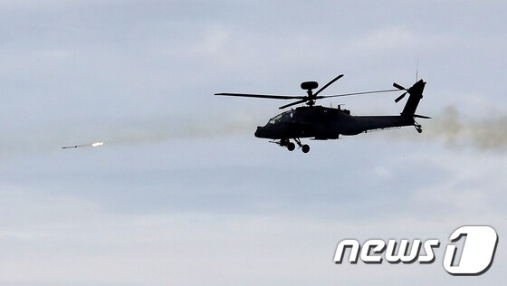  육군 아파치(AH-64) 헬기가 로켓포 사격을 하고 있다. /뉴스1 DB 