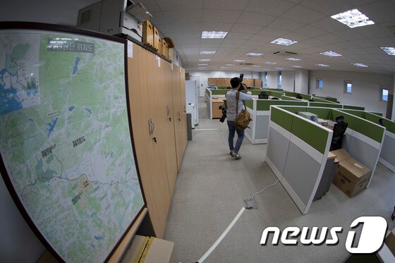 14일 오전 개성공단에서 남북공동연락사무소가 개소한 가운데 사무소 내부에 개성공단 위치를 알리는 지도가 걸려있다. 2018.9.14/뉴스1 © News1 사진공동취재단