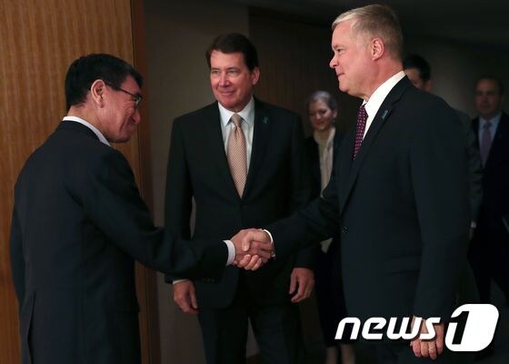 고노 다로 일본 외무상과 스티브 비건 미국 대북정책 특별대표가 악수를 나누고 있다. © AFP=뉴스1