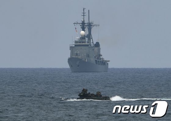 중국과 베트남이 분쟁을 치르고 있는 남중국해에서 군사 훈련을 하고 있다.© News1