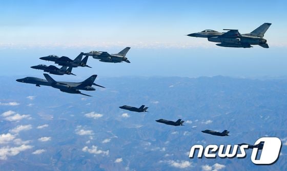 미 공군의 B-1B '랜서' 전략폭격기(맨 왼쪽)와 전투기들이 작년 9월6일 한반도 주변 상공에서 한국 공군 전투기들과 합동 비행훈련을 하고 있다. © AFP=뉴스1