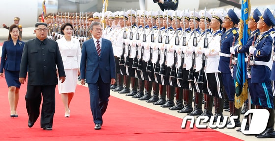 북한군 의장대 사열하는 문재인 대통령 내외