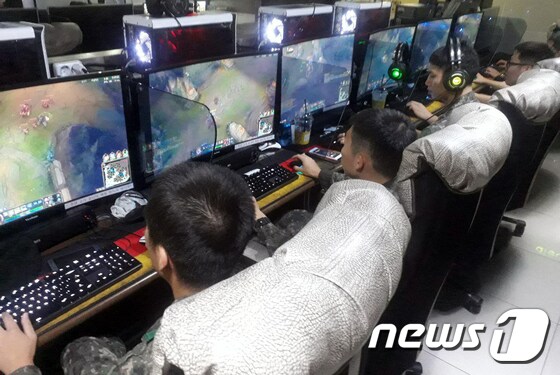 지난 17일 강원 화천군의 한 PC방에서 외출 나온 사병들이 게임을 즐기고 있다. © News1 홍성우 기자