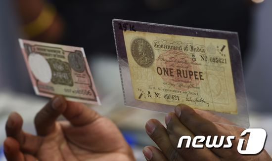 인도에서 현재 통용되는 루피화 지폐(왼쪽) 와 100년 전 1루피화 지폐. © AFP=뉴스1 © News1