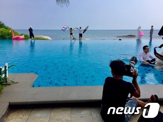 야외 수영장에서 촬영은 몸매가 한껏 드러나는 수영복을 입는 것을 비롯해 마치 연예인 화보 촬영을 방불케 한다.© News1