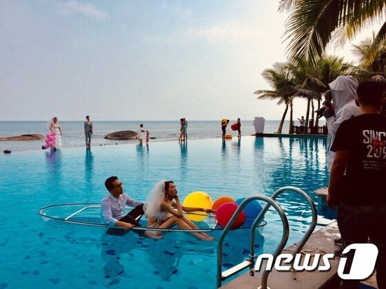 야외 수영장에서 가지각색의 콘셉트로 촬영하고 있는 예비부부들의 모습© News1