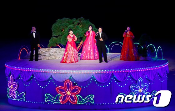 멋진 공연 선보이는 북한 공연단