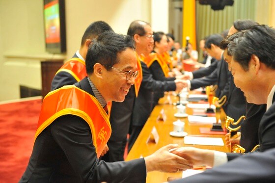지난 13일 북경인민대회당에서 이랜드 중국 법인장 김우섭 대표가 중화자선상을 수상하고 있다. © News1