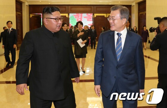 문재인 대통령(오른쪽)과 김정은 북한 조선노동당 총비서. 2018.9.20/뉴스1 © News1 평양사진공동취재단