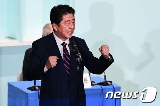 아베 신조 일본 총리가 20일 치러진 자민당(자유민주당) 총재 경선에서 임기 3년의 차기 총재로 선출된 뒤 소감을 밝히고 있다.. © AFP=뉴스1