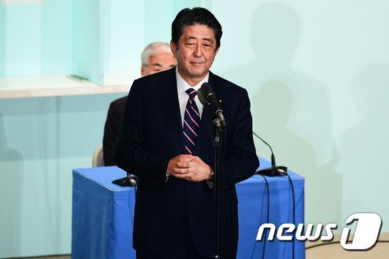 아베 신조 일본 총리가 20일 치러진 자민당(자유민주당) 총재 경선에서 임기 3년의 차기 총재로 선출된 뒤 소감을 밝히고 있다. © AFP=뉴스1