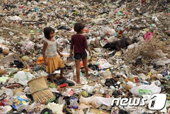 인도 노이다 지역에 위치한 쓰레기장에서 쓰레기 더미를 뒤지고 있는 아이들. © News1