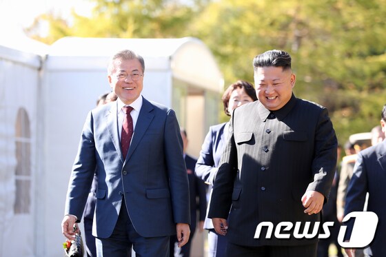 문재인 대통령과 김정은 북한 국무위원장. 2018.9.20/뉴스1 © News1 평양사진공동취재단
