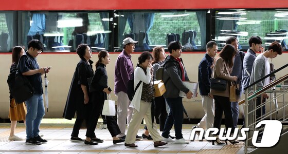 21일 오전 서울 용산역에서 역귀성객들이 추석 명절 연휴를 맞아 집으로 향하고 있다. © News1 안은나 기자