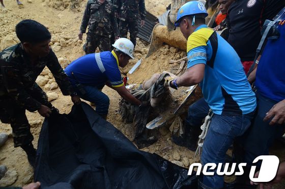 구조대가 토사에 파묻힌 피해자를 찾고 있다 © AFP=뉴스1