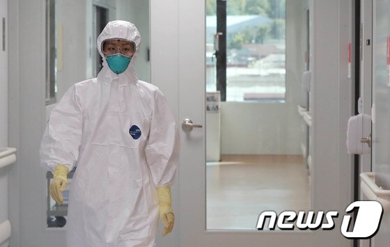  병원 관계자가 격리병실을 점검하고 있다. © News1