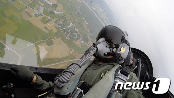 지난 19일 T-50 후방석에 탑승해 훈련 비행중인 기자의 모습. (공군 제공) © News1