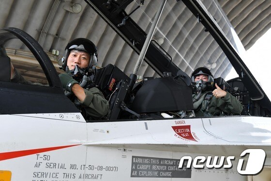 지난 19일 광주 공군 제1전투비행단에서 T-50 비행을 준비 중인 이동현 소령(왼쪽)과 기자의 모습. (공군 제공) © News1