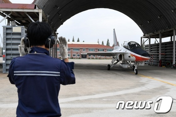 지난 19일 광주 공군 제1전투비행단에서 정비사의 안내에 따라 T-50이 비행을 위해 격납고에서 이동하고 있다. (공군 제공) © News1