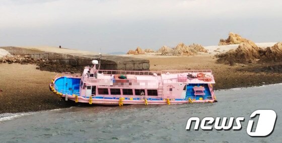 인천 팔미도서 낚싯배 좌주...승객 22명 구조