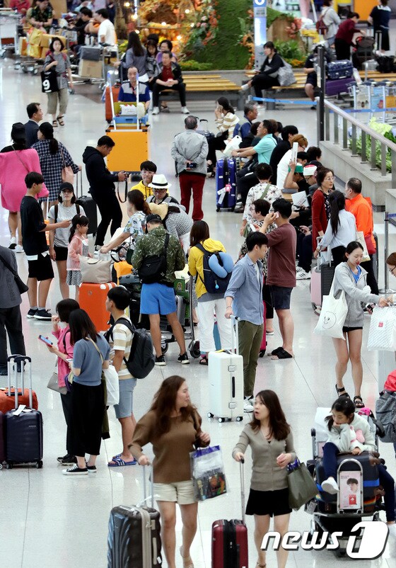추석 연휴 이용 해외 여행객들로 붐비는 인천공항 입국장