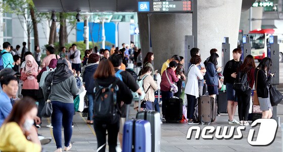 인천국제공항 입국장 밖 버스정류장에서 여행객들이 공항 버스를 기다리고 있다 © News1 박정호 기자
