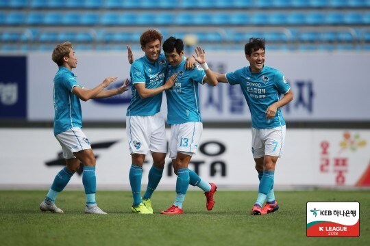 포항스틸러스가 상주상무를 2-1로 꺾고 4위로 뛰어올랐다. (한국프로축구연맹 제공) © News1