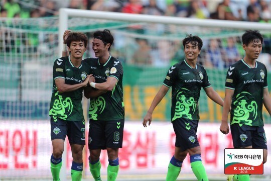 단독선두 전북은 전남을 1-0으로 꺾고 승점 70점 고지에 올랐다. (한국프로축구연맹 제공) © News1