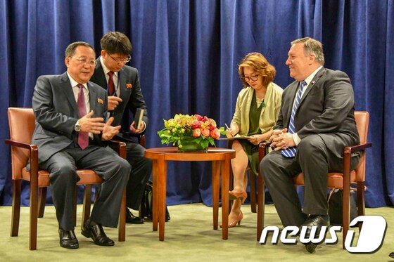 마이크 폼페이오 미국 국무장관(오른쪽)과 리용호 북한 외무상. (마이크 폼페이오 미국 국무장관 트위터) 2018.9.27/뉴스1