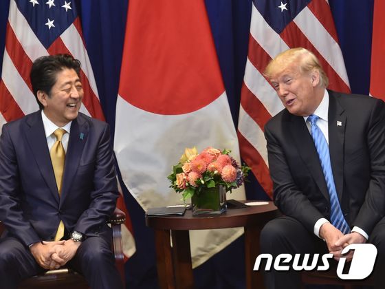 지난 9월26일 뉴욕에서 정상회담을 한 도널드 트럼프 미국 대통령과 아베 신조 일본 총리. © AFP=뉴스1