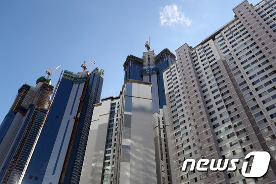 지난해 '8·2 부동산 대책' 이후 부산 지역 아파트 가격이 줄곧 하락세를 보이고 있다. 사진은 부산 해운대구의 한 아파트. 2018.9.27/뉴스1 © News1 여주연 기자