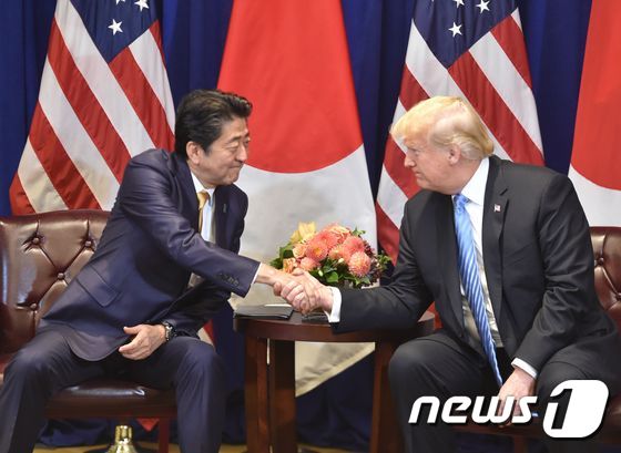아베 신조 일본 총리(왼쪽)가 지난 26일(현지시간) 미국 뉴욕에서 열린 도널드 트럼프 미 대통령과의 정상회담에 앞서 악수하고 있다. © AFP=뉴스1