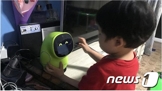 베이징에 사는 세븐 콩(3)이 AI 로봇 빈큐(BeanQ)와 놀고 있다. CNN 캡쳐. © News1