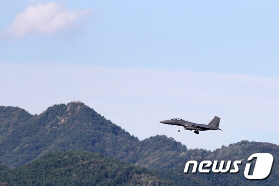 맑고 푸른 하늘이 펼쳐진 5일 오후 공군 전투기가 대구 상공을 비행하고 있다. 2018.9.5/뉴스1 © News1 공정식 기자
