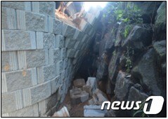 지난 5일 오후 경남 양산시내 한 찜질방에서 시멘트 블록이 무너지면서 보수 공사를 하던 노동자 2명이 깔렸다. (경남경찰청 제공)2018.9.6/뉴스1© News1