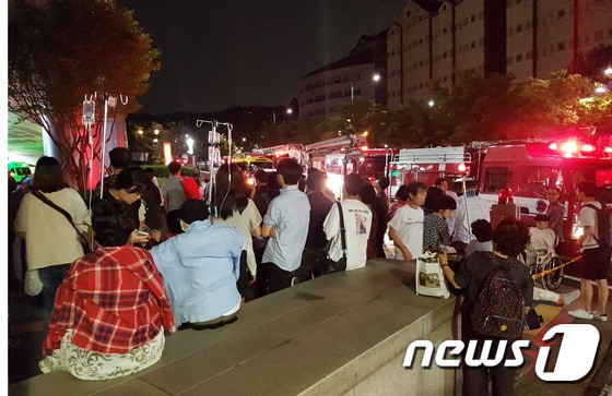6일 오후 11시58분쯤 서울 서대문구 연세대학교 세브란스병원 응급실 3층에서 헬륨가스가 누출돼 병원에 있던 환자와 관계자 수십여명이 긴급 대피하는 소동이 벌어졌다.2018.9.7/뉴스1© News1 유승관 기자