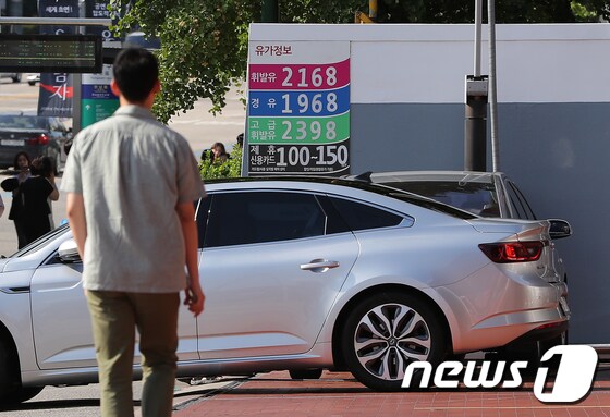 9일 오후 서울 시내의 한 주유소에 휘발유 가격이 리터당 2,168원에 판매되고 있다.  뉴스1 © News1 구윤성 기자