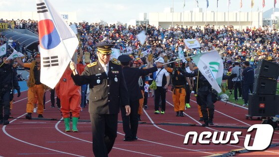 9일 충주서 열린 세계소방관경기대회 개막식에서 대한민국 소방관선수단들이 입장하고 있다. © News1