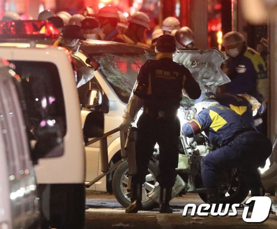 일본 도쿄에서 1일 오전 20대 남성이 몰던 승용차가 행인들을 들이받는 사건이 발생해 경찰이 현장 조사를 벌이고 있다. © AFP=뉴스1