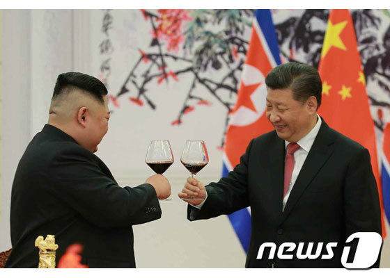 김정은 위원장과 시진핑 주석이 지난 1월 9일 베이징 호텔 북경반점에서 오찬 전 와인으로 건배하고 있는 모습.(노동신문)2019.1.10/뉴스1