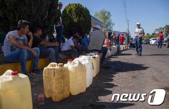 멕시코의 한 주유소에서 사람들이 휘발유를 얻기 위해 줄을 서 있다. © AFP=뉴스1