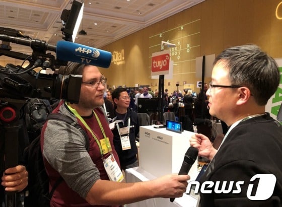 지난 8일(현지시간) 미국 라스베이거스에서 개막한 국제가전박람회(CES)에서 네이버의 로봇 기술을 취재하고 있는 외신 기자의 모습. © News1