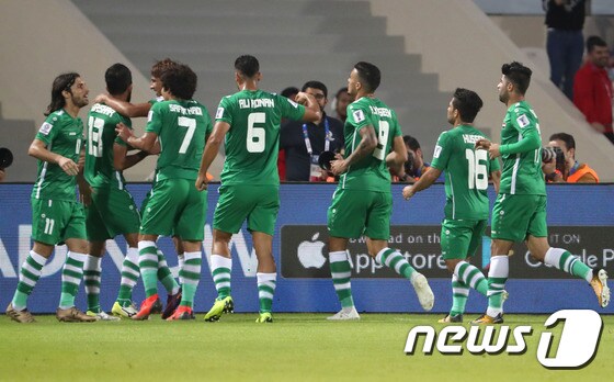 이라크 선수들이 12일(한국시간) 아랍에미리트(UAE) 샤르자의 샤르자 스타디움에서 열린 예멘과의 2019 아시아축구연맹(AFC) 아시안컵 D조 조별리그 2차전에서 득점 후 기뻐하고 있다. © AFP=뉴스1