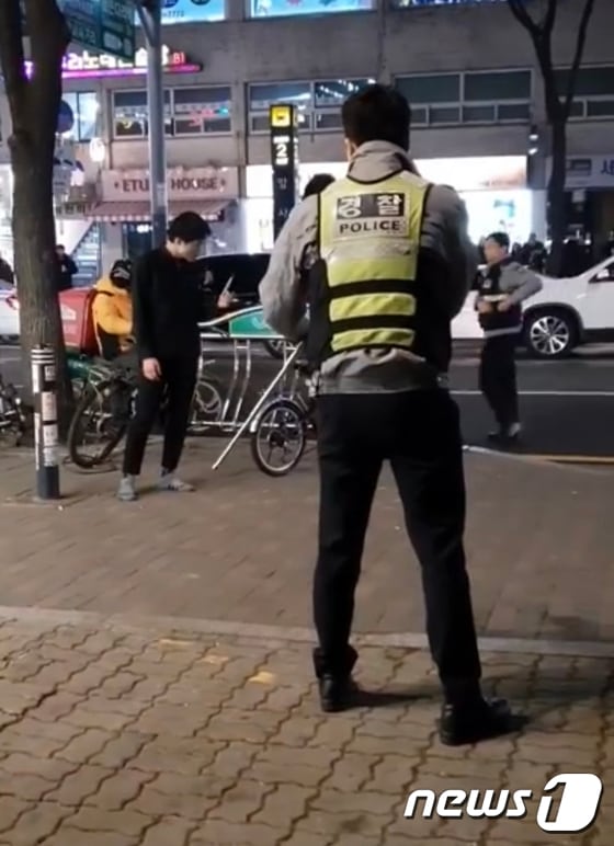 지난 1월13일 오후 서울 강동구 지하철 암사역 인근에서 경찰이 흉기난동 혐의를 받고 있는 A씨와 대치하고 있다.(소셜 미디어 화면 갈무리) 2019.1.13/뉴스1